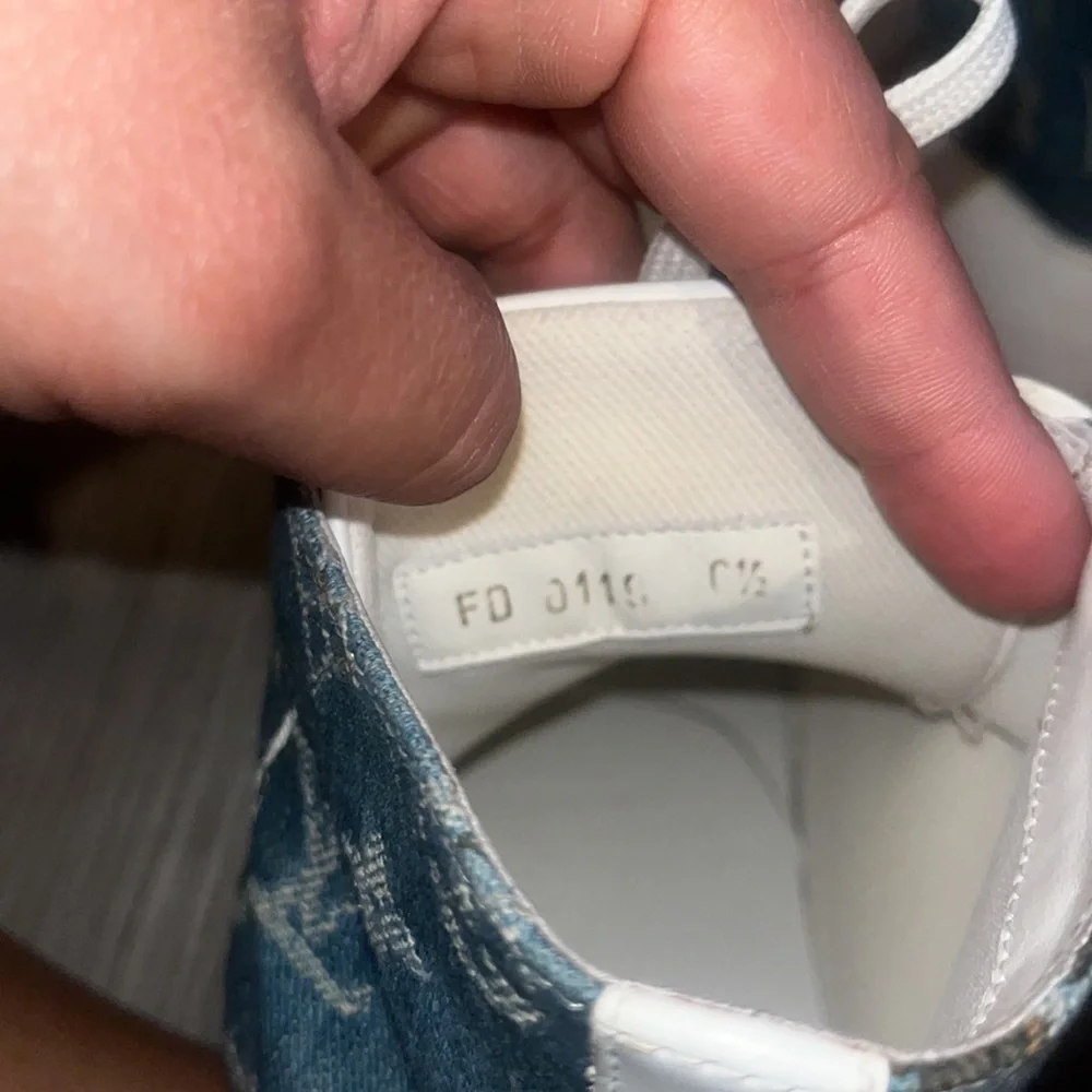 Like new LOUIS VUITTON LV Monogram Sneakers